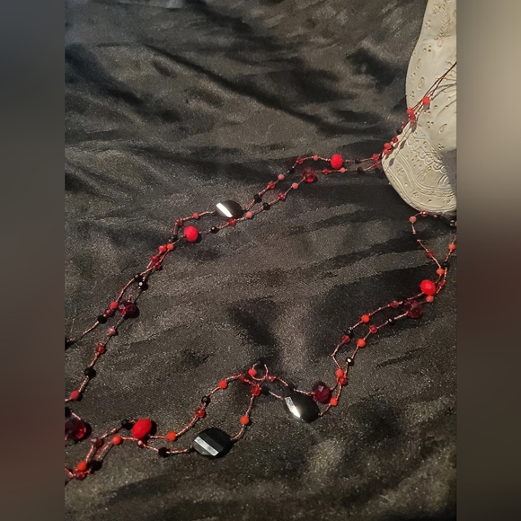 GORGEOUS Vintage delicate red and black sparkly beaded necklace with thread - Picture 2 of 4
